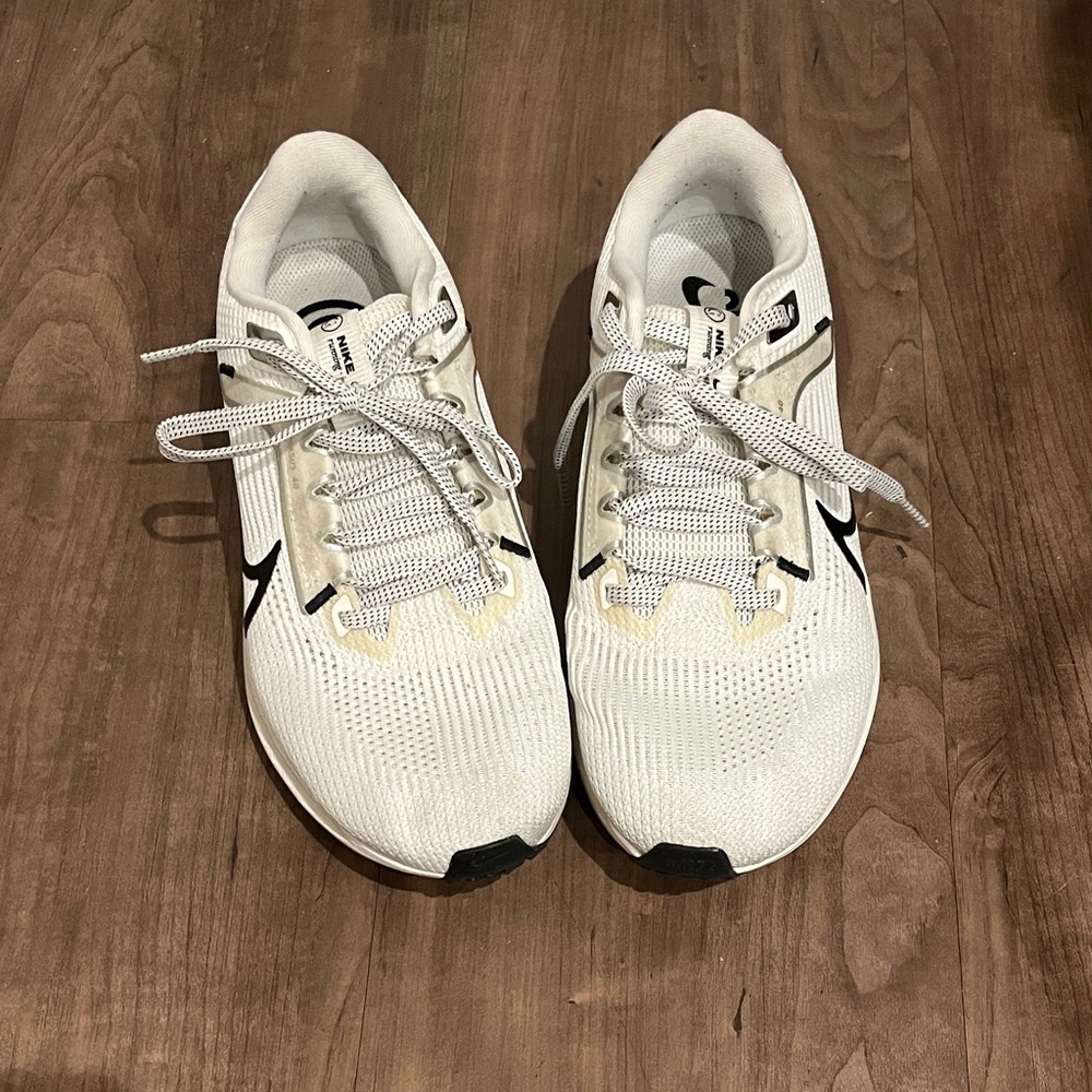 Nike White Athletic Running Shoes with Black Swoosh